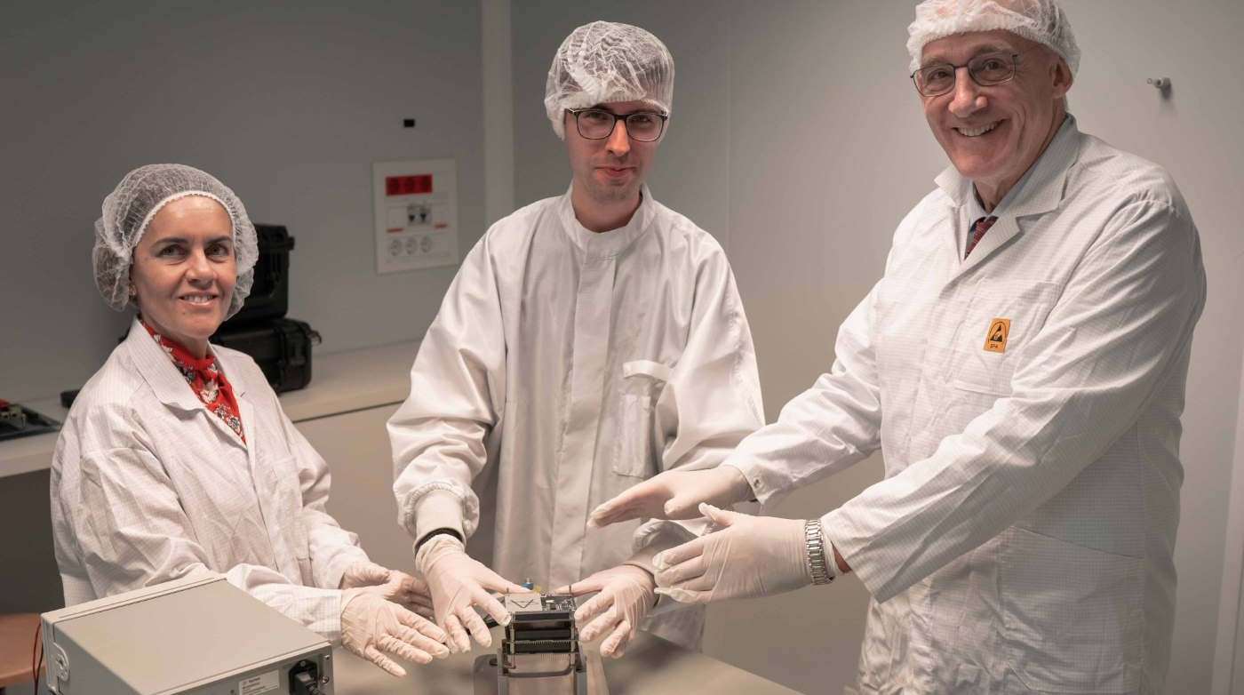 Patricia Argerey Vilar, de GAIN; Manuel Diz Folgar, de UVigo SpaceLab; e Manuel Reigosa Roger, reitor da Universidade de Vigo.