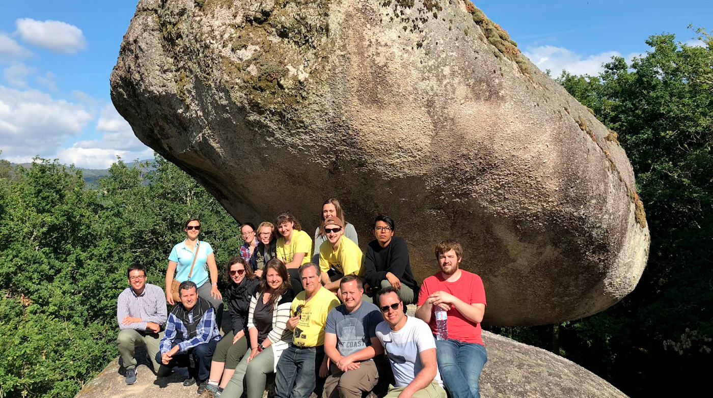 Los dos investigadores, con colegas y estudiantes internacionales, junto a la Pena do Equilibrio