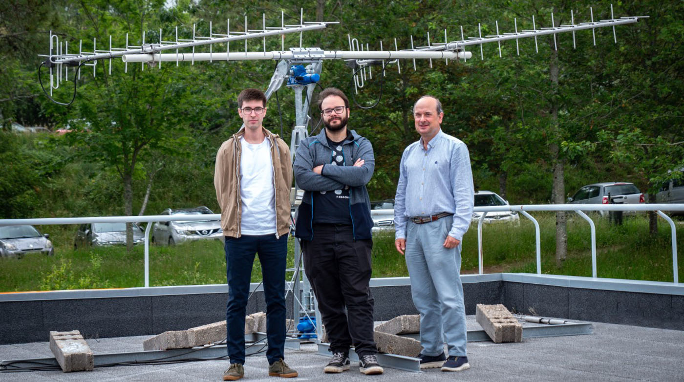 Manuel Diz, Alejandro Camanzo e Fernando Aguado, investigadores do Grupo de Tecnoloxías Aeroespaciais, xunto á antena da estación terrea de atlanTTic