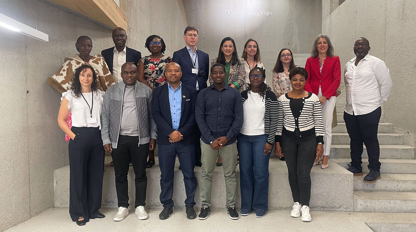 Foto de familia da formación do proxecto AHUMAIN no edificio Redeiras