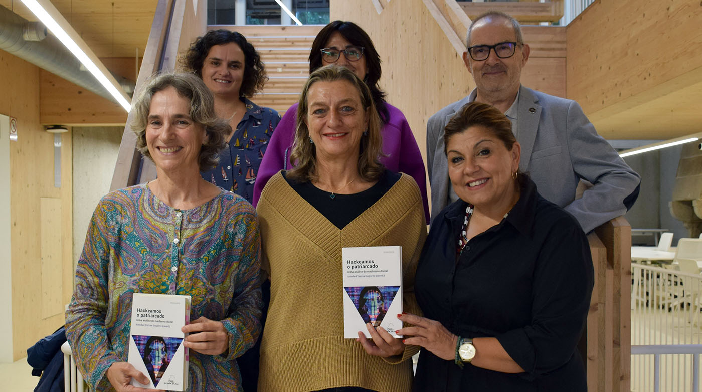 Imaxe: Arriba: Iria Vázquez Silva, outra das autoras, Águeda Gómez, directora da Unidade de Igualdade e Xosé Manuel Soutullo, director da Editorial Galaxia. Abaixo: Soledad Torres, coordinadora do libro; Susana Reboreda, vicerreitora e Sandra Bastos, deputada de Igualdade (Duvi)