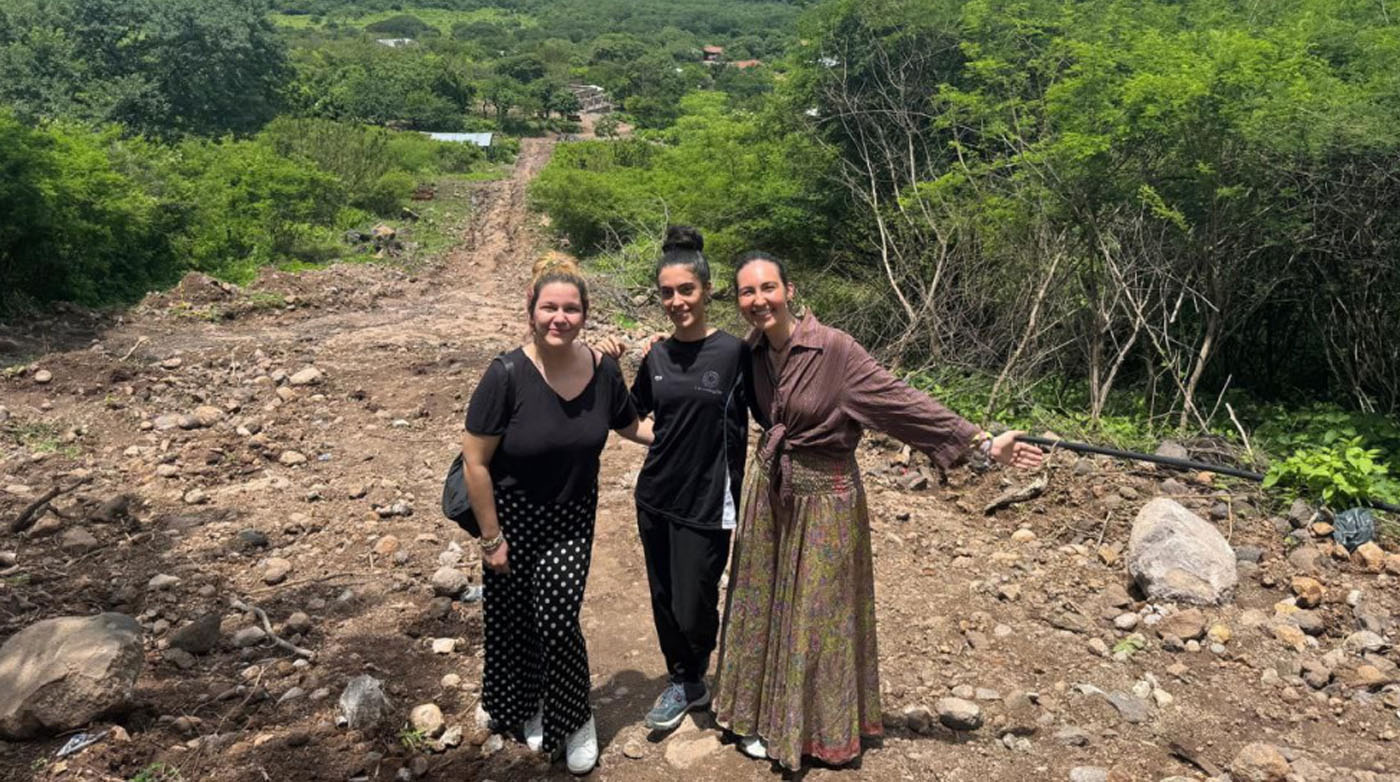 Martina Páramos, en el centro, en la comunidad de Sartenejal para ver los avances en la obra del tanque de agua