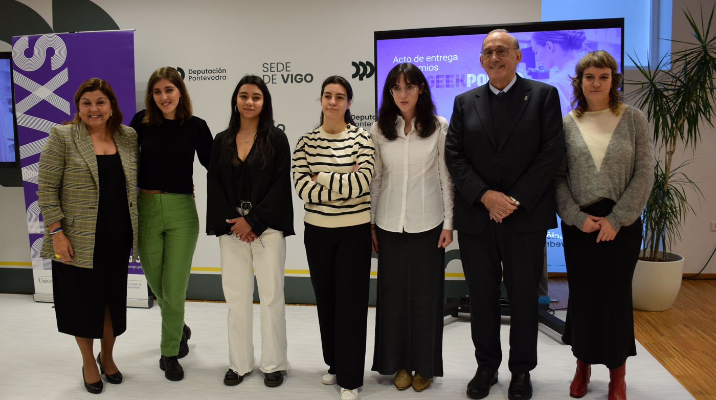 Foto de familia das premiadas co reitor, Manuel Reigosa, a deputada, Sandra Bastos, e a voceira da Unidade de Igualdade, Mar Cendón 