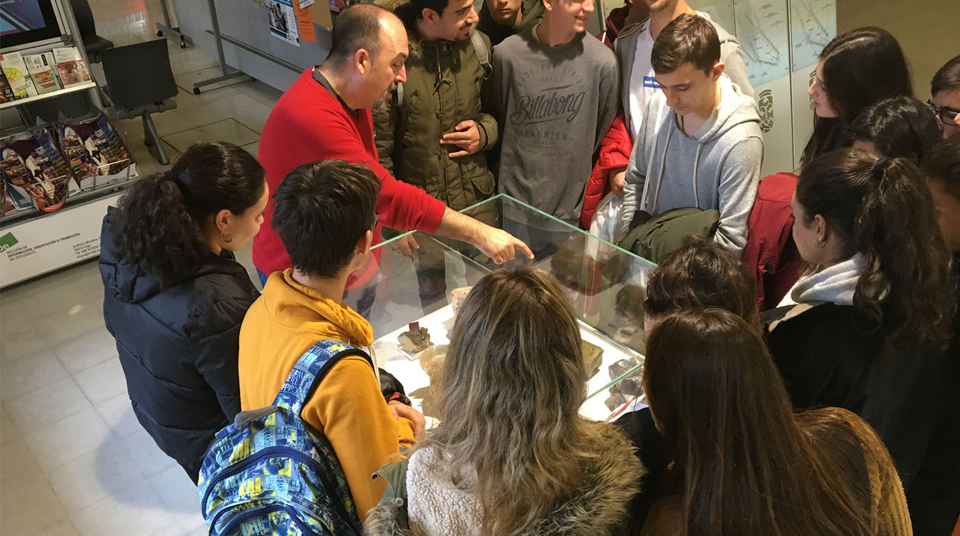 O profesor Bienvenido Diez canda a colección de minerais situada no vestíbulo da escola