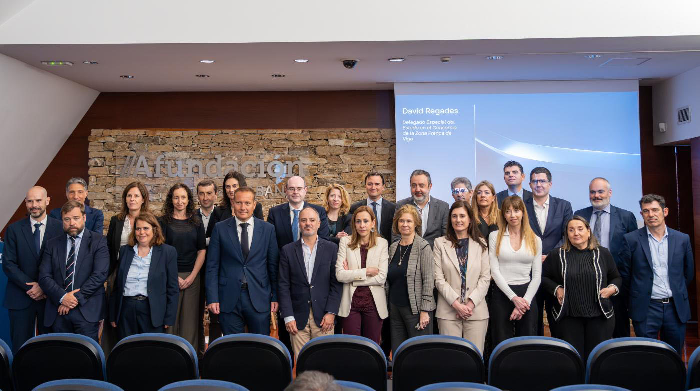 Foto de familia das e dos participantes na xornada de presentación do plan de Indra para Galicia